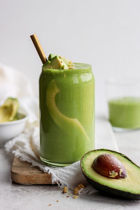 Eat your greens with this delicious 4-Ingredient Avocado Smoothie! All you need is spinach, banana, almond milk, and of course -- avocado! Avocado Drink, Healthy Protein Shake Recipes, Freeze Avocado, Avocado Smoothie Recipe, Avocado Juice, Smoothies Vegan, Healthy Protein Shakes, Banana Splits, Banana Drinks