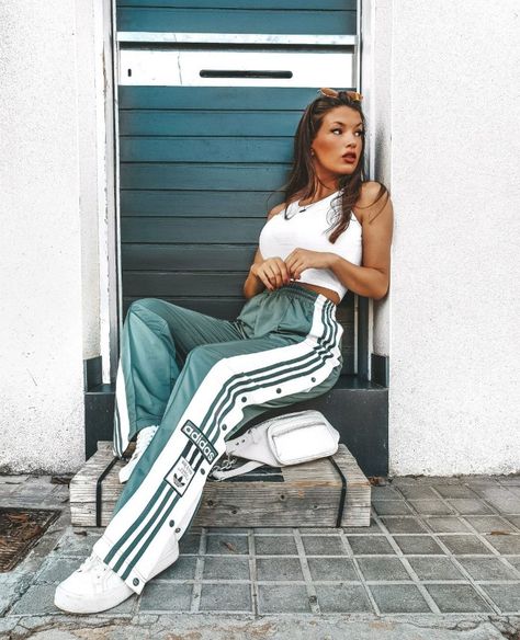 Adibreak Pants Outfit, Swag Pants, Adidas Adibreak, Pants Adidas, Track Pants Women, Adidas Joggers, Sweatpants Outfit, Prom Pictures, Adidas Shirt