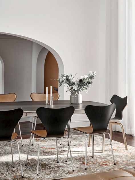 History Of Furniture, Series 7 Chair, Arne Jacobsen Chair, Arch Interior, Dining Room Inspiration, Arne Jacobsen, Fritz Hansen, Kitchen Makeover, Dining Room Design