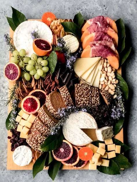 Xmas Brunch, Charcuterie Picnic, Kreative Snacks, Fingerfood Party, Charcuterie Inspiration, Charcuterie Platter, Snack Board, Party Food Platters, Charcuterie And Cheese Board