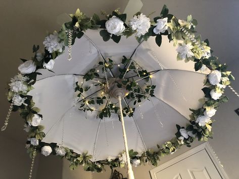 Bridal Shower Umbrella, Paper Diys, Bridal Umbrella, Floral Umbrellas, Handmade Wall Hangings, Umbrella Decorations, Preschool Projects, Umbrella Wedding, Paper Craft Ideas