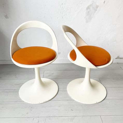 Listed on VNTG.com: Italian space age fiber glass chairs, 1960s | #vntg #vintage Salon Room Ideas, Space Age Interior, Space Age Furniture, Space Age Aesthetic, 70s Living Room, Pine Dining Chairs, Glass Chair, 1960s Furniture, Teak Dining Chairs