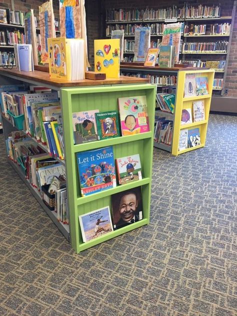 School Library Reading Corner, Elementary Library Layout, Media Center Decor Ideas, School Library Makeover, Elementary Library Design, School Library Shelf Decor, School Library Set Up, Library Murals Elementary, Elementary School Library Decor