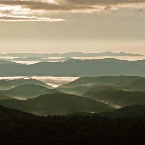 Grandfather Mountain, Nc Mountains, Cascade Waterfall, North Carolina Homes, Western North Carolina, Asheville North Carolina, Scenic Byway, Blue Ridge Parkway, Blue Ridge Mountains