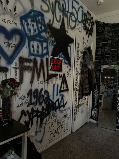 Lil Peep Room Decor, Graffiti Wall Art Bedroom, Punk Room Ideas, Skater Room, Graffiti Bedroom, Graffiti Room, Most Beautiful Homes, Grunge Bedroom, Diy Dorm