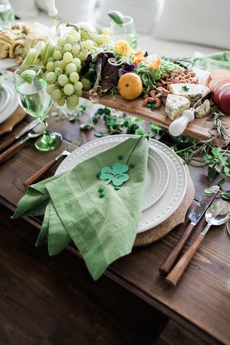 Irish Dinner, St Patricks Decorations, Ideas For Home Office, Green Wine Glasses, Party Theme Ideas, St Patricks Crafts, St Patrick's Day Decor, Grazing Board, St Patricks Day Food