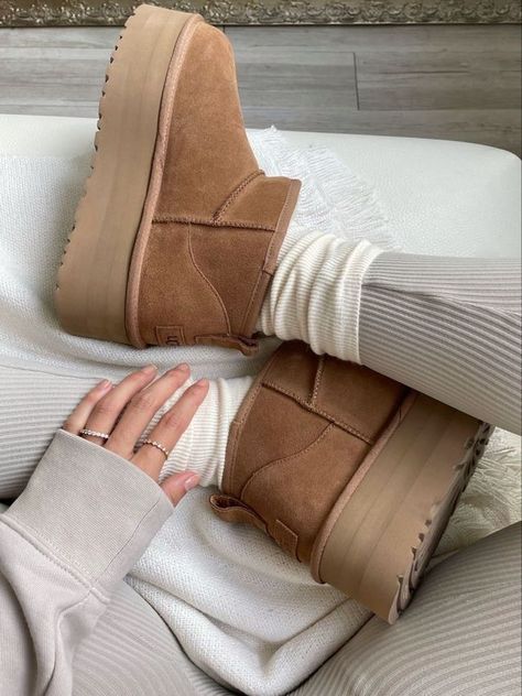 Botas Ugg Outfit, Ugg Platform Boots, Ugg Aesthetic, Uggs Aesthetic, Buty Ugg, Cute Uggs, Sneaker Shop, Ugg Classic Ultra Mini, Uggs Outfit