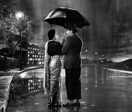 Couple In Rain, Old Bollywood Movies, Vintage Bollywood Aesthetic, Best Bollywood Movies, Bollywood Retro, Old Film Stars, Bollywood Posters, Retro Bollywood, Bollywood Couples