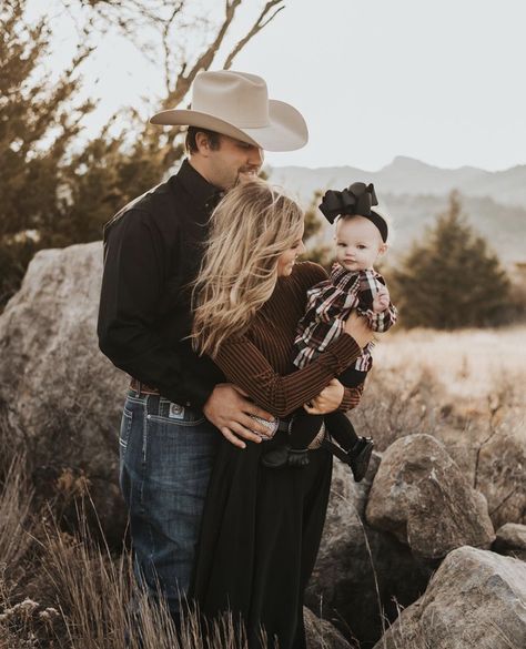 Country Family Photos, Western Family Photos, Farm Family Pictures, Western Family, Country Couple Pictures, Christmas Pictures Outfits, Cute Family Pictures, Western Photoshoot, Family Photos With Baby