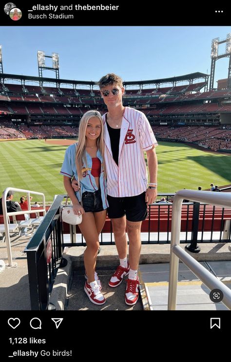 Cute Baseball Gf Outfits, Couples Baseball Game Pictures, Baseball Game Couple, Sporty Couples, Braves Game Outfit, Mlb Wife, Baseball Outfits, Baseball Couples, Blonde Couple