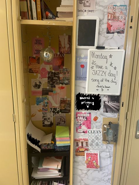 Taylor Swift Locker Ideas, Decorate My Locker With Me, Highschool Locker Ideas Aesthetic, Taylor Swift Locker Decor, Lookers Ideas Lockers, Decorated Lockers School, Locker Ideas Highschool, School Locker Aesthetic, Cute Lockers