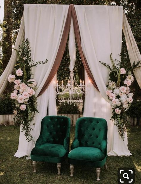 Green Velvet Chair, Funny Vine, Romantic Wedding Receptions, Rustic Wedding Decorations, Green Themed Wedding, Emerald Green Weddings, Romantic Wedding Cake, Romantic Garden Wedding, Emerald Wedding