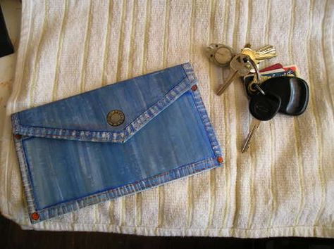 Denim clutch Denim Jean Purses, Handbags Diy, Jean Ideas, Denim Wallet, Jean Purses, Purse Crafts, Jean Purse, Blue Jeans Crafts, Denim Projects