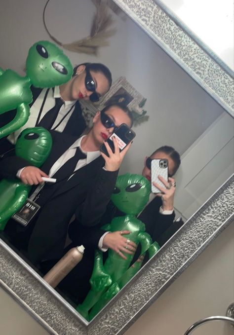 Men In Black Costume For Women Duo, The Men In Black Costume, Diy Halloween Costumes Work Appropriate, Women Men In Black Costume, Men In Black Costume Couple, Men In Black Group Costume, Simple Group Costumes, Last Minute Carnaval Costume, Disfraz Men In Black