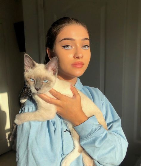 #aesthetic #animal #kitten Neo Grunge, Baby Blue Aesthetic, Tokyo Street Fashion, Le Happy, Photographie Inspo, School Looks, Foto Pose, Soft Grunge, Grunge Style