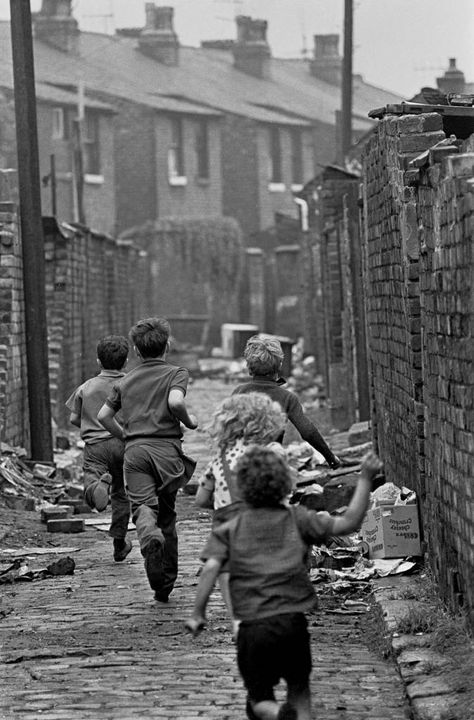 Powerful Photos Of Manchester Slums 1969-72 - Flashbak Photographie Portrait Inspiration, Swinging Sixties, Black And White Photograph, Salford, History Pictures, Foto Vintage, Documentary Photography, Alam Yang Indah, Foto Inspiration