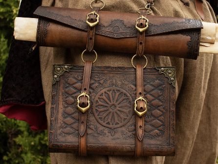 Medieval Leather Accessories, Leather Ren Faire Outfit, Renfaire Accessories Diy, Leather Armor Aesthetic, Druid Accessories, Leatherwork Aesthetic, Renfaire Aesthetic, Fantasy Satchel, Renfaire Accessories