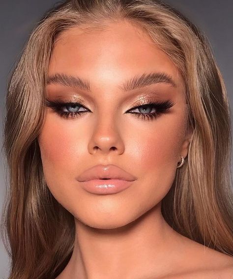 (ad) Find your next perfect look with these eye makeup tips that can take you from pre-work coffee to last call. Fest Smink, Birthday Makeup Looks, Ball Makeup, Make Up Designs, Elegantes Makeup, Natural Prom Makeup, Natural Glam Makeup, Going Out Makeup, Prom Eye Makeup