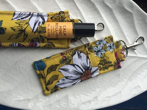 How to sew an essential oil roller ball key fob holder Key Fob Holder, Essential Oil Roller Bottle Recipes, Sew Crafts, Floral Essential Oils, Essential Oil Holder, Essential Oil Case, Essential Oil Roller Balls, Sew Bags, Essential Oil Bag