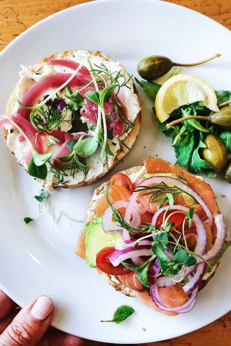 Diy Bagels, Bagel Bar, Brunch Nyc, Lox And Bagels, Brunch Bar, Healthy Brunch Recipes, Brunch Decor, Champagne Brunch, Healthy Brunch