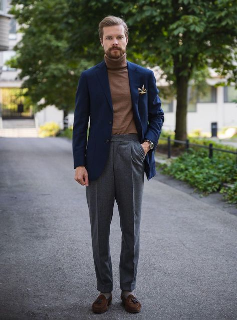 A sophisticated navy blue blazer paired with a warm brown turtleneck and grey pants, completed with stylish brown loafers. A perfect blend of comfort and class for the cooler months. Navy Blazer Men, Grey Pants Outfit, Brown Turtleneck, Charcoal Dress, Formal Men Outfit, Pants Outfit Men, Classic Menswear, Brown Loafers, Navy Blue Blazer