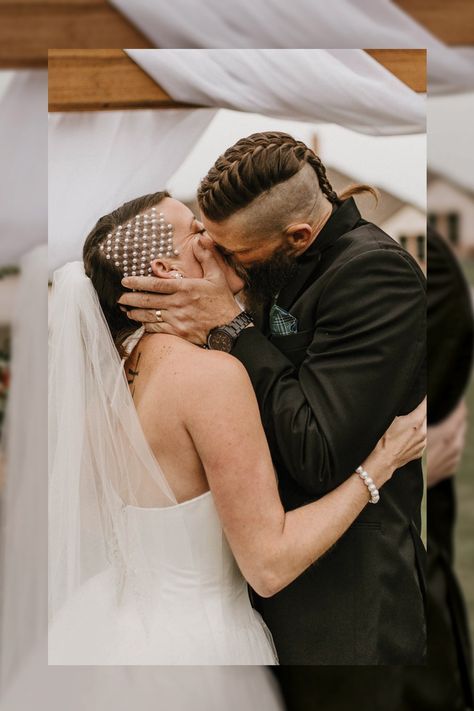 Wedding Hair Shaved Sides, Punk Wedding Hair, Tomboy Wedding Outfit, Pretty Wedding Ceremony, Alternative Couple, Groom And Groomsmen Outfits, Edgy Bride, Punk Wedding, Bride Head