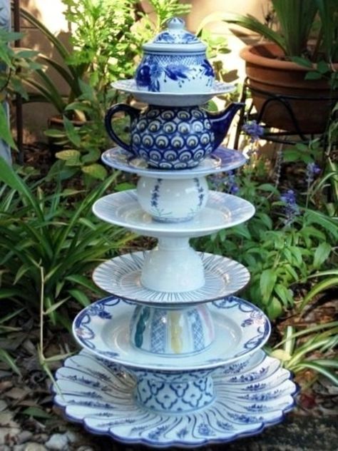 garten dekoration selber machen altes porzellan geschirr Blue And White Plates, Garden Totem, Flea Market Gardening, Pot Art, Plate Flowers, Garden Totems, Alice In Wonderland Wedding, Ceramic Garden, Tea Party Wedding