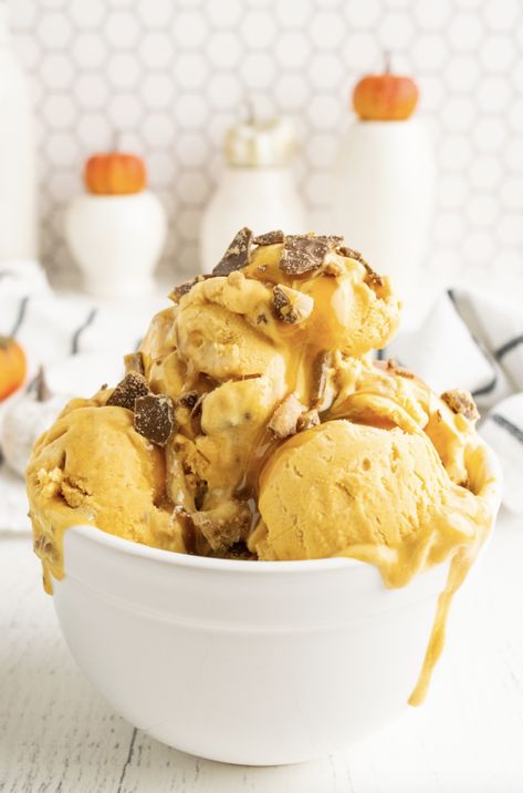 Popular Thanksgiving Desserts, Unique Thanksgiving Desserts, Pumpkin Ice Cream Recipe, National Dessert Day, Fun Thanksgiving Desserts, Pumpkin Ice Cream, Caramel Crunch, Homemade Ice Cream Recipes, Thanksgiving Food Desserts