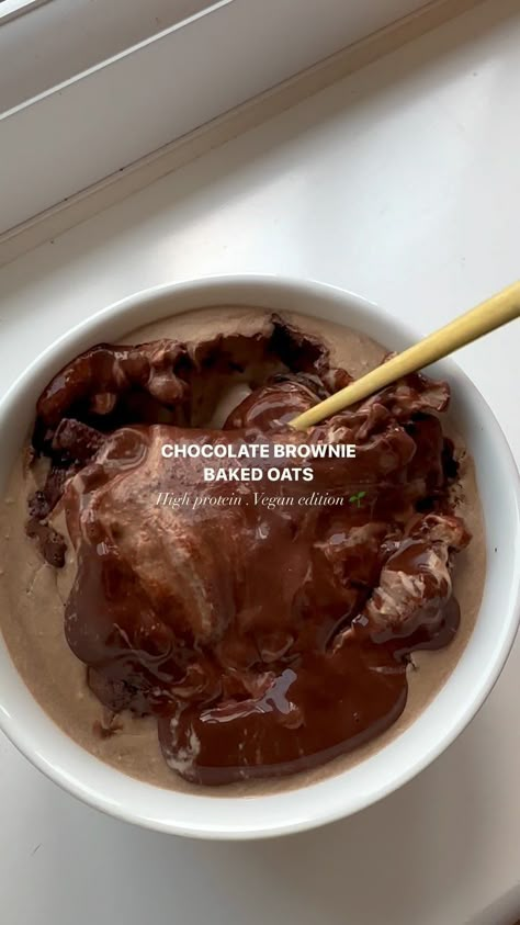 CHOCOLATE BROWNIE BAKED OATS 🍫🥣 using @maxinutrition_uk vegan brownies protein bar which I love because it doesn’t have that chewy texture… | Instagram Baked Oats Brownie, Brownie Baked Oats, Hygge Recipes, Vegan Protein Bar, Healthy Breakfast Snacks, Vegan Brownies, Healthy Protein Snacks, Clean Eating Breakfast, Healthy Food Dishes