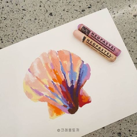 Seashell Oil Pastel, Oil Pastel Ideas Inspiration, Oil Pastel Art Sea, Oil Pastels Drawing, Creative Art Projects, Arte Doodle, Oil Pastel Art, Oil Pastel Drawings, Crayon Art