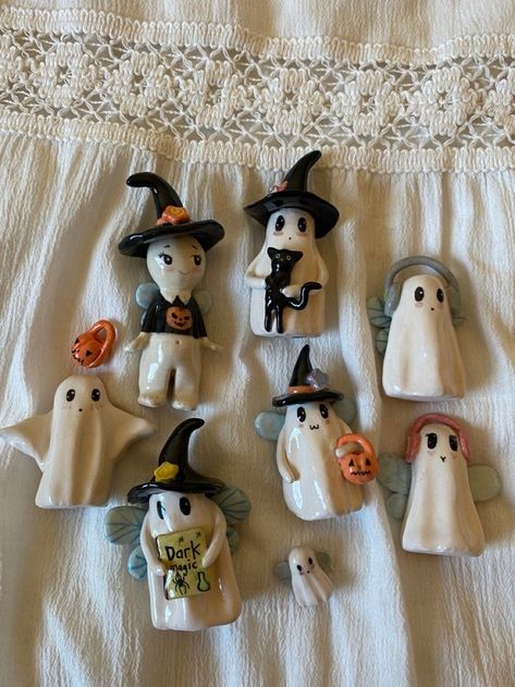 Clay Figurines Diy, Fall Clay Ideas, Halloween Ceramics Ideas, Ceramics Halloween, Halloween Ceramics, Clay Ghost, Ceramic Halloween, Halloween Clay, Clay Keychain