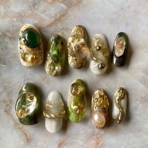 Green And Gold Almond Nails, Green Gold Nails, Gold Almond Nails, Chrome Manicure, Green Nail Art, Hippie Nails, Punk Nails, Green Chrome, Pretty Gel Nails