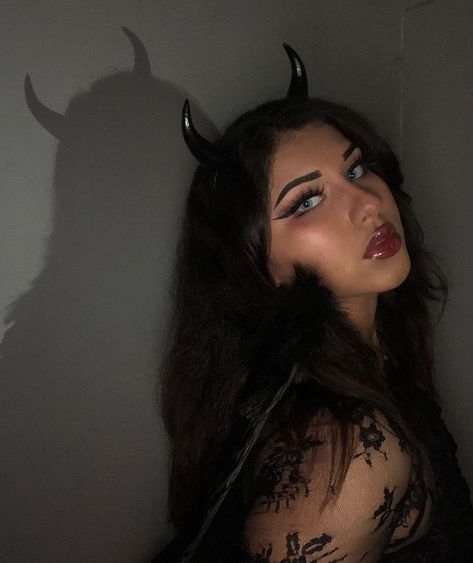 Angel Aesthetic Halloween, Devil Aesthetic, Devil Girl, Shadow Makeup, Angel Aesthetic, Aesthetic Halloween, Fallen Angel, Angel, Halloween