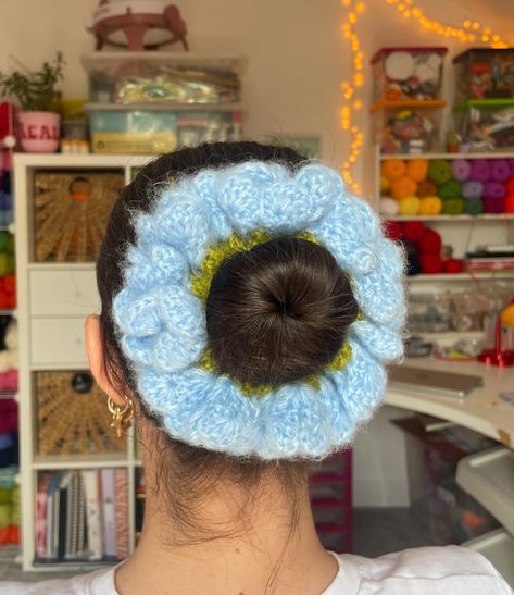 Currently obsessed with my Love heart scrunchie! Full tutorial on my YouTube channel 💙💚 Heart Scrunchie, Realm Designs, Macrame Bracelet Patterns, With My Love, Girls Natural Hairstyles, I Love Heart, Obsessed With Me, Macrame Bracelet, Macrame Bracelets