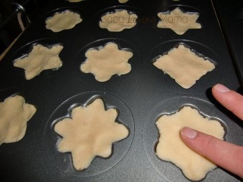 recipe and directions for Wilton snowflake sugar cookie pan. Wilton Sugar Cookie Recipe, Snowflake Sugar Cookie, Molded Cookie Recipe, Snowflake Sugar Cookies, Snowflake Sugar, Cookie Pan, Sugar Cookie Recipe Easy, Best Sugar Cookie Recipe, Best Sugar Cookies