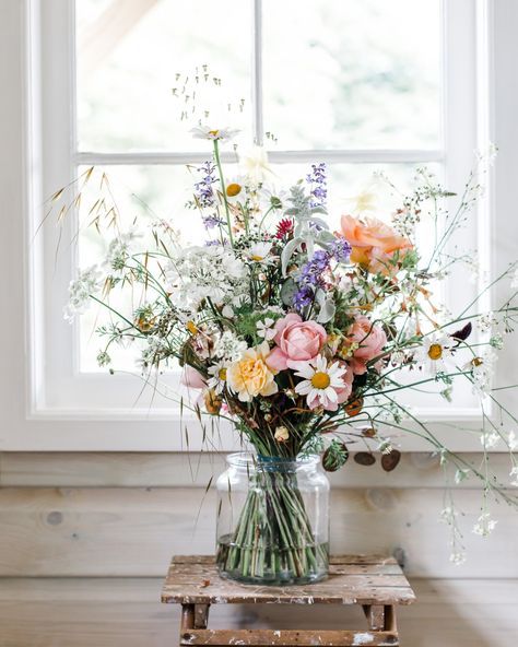 Flowers in the greenhouse - janneford.com % Wild Flower Table Arrangements, Cottage Flower Bouquet, Garden Party Flower Arrangements, Spring Bouquet In Vase, Wild Flowers In Vase, Coastal Background, Wildflower Arrangements, Wild Flower Arrangements, Bouquet Champetre