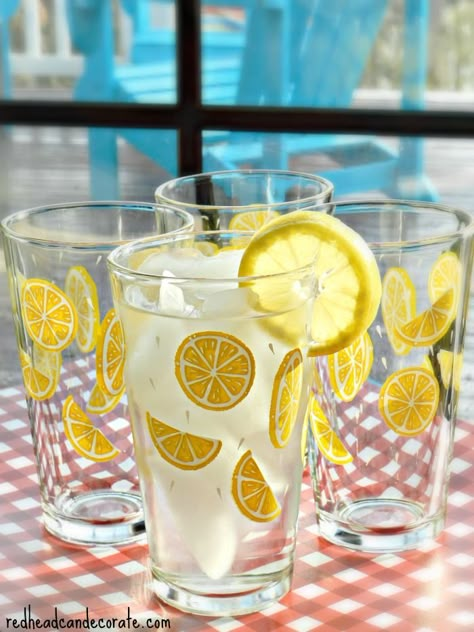 Painted Wine Glasses Lemons, Lemon Glass Painting, Diy Glass Painting Ideas, Paint Glass Ideas, Glass Painting Diy, Daisy Centerpieces, Vasos Vintage, Oldest Sister, Lemon Painting