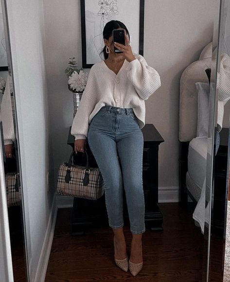 Blazer Outfits Classy Work, White Long Sleeve Outfit, Corporate Baddie, Casual Chic Outfits, Winter Fashion Outfits Casual, Stylish Work Attire, Professional Outfits Women, Business Casual Outfits For Work, Going Viral