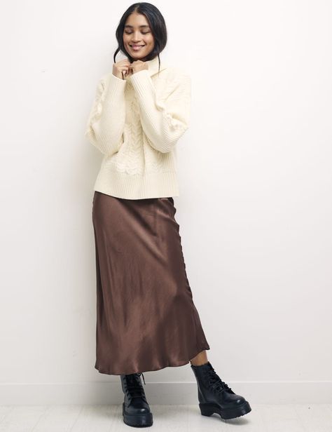 Brown Slip Skirt Outfit, Brown Satin Skirt Outfit, Jupe Outfit, Brown Satin Skirt, Brown Silk Skirt, Brown Skirt Outfit, Autumn Wishlist, Slip Skirt Outfit, Silk Skirt Outfit