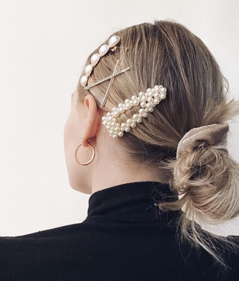 Pearl clips, hair clip aesthetic, hoops, gold hoops, messy bun, hair aesthetic Hair Accssesories Aesthetic, Pearl Clips Hairstyle, Pearl Clip Hairstyle, Pearl Clips In Hair, Hair Accesories Aesthetic, Hair Pins Aesthetic, Barettes Hairstyles, Hair Barrettes Hairstyles, Clip Aesthetic