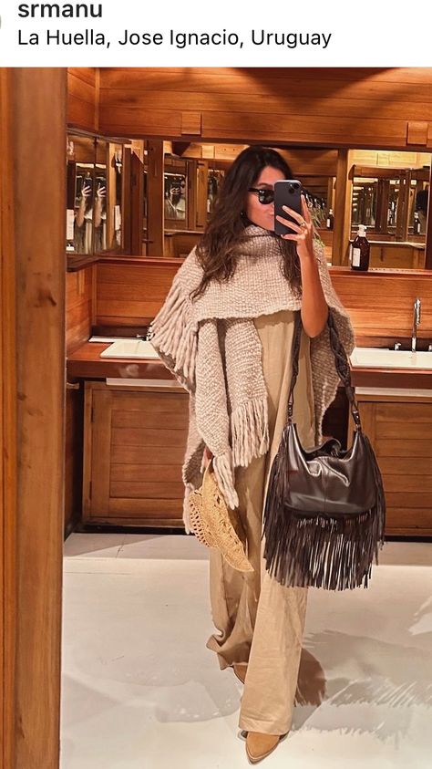 Boho Chic Winter Outfits, Winter Hippie Outfits Boho, Boho Winter Outfits Hippie, Boho 2024, Bohemian Style Winter, Boho Fall Outfits, Estilo Hippie Chic, Boho Winter Outfits, Bohemian Party