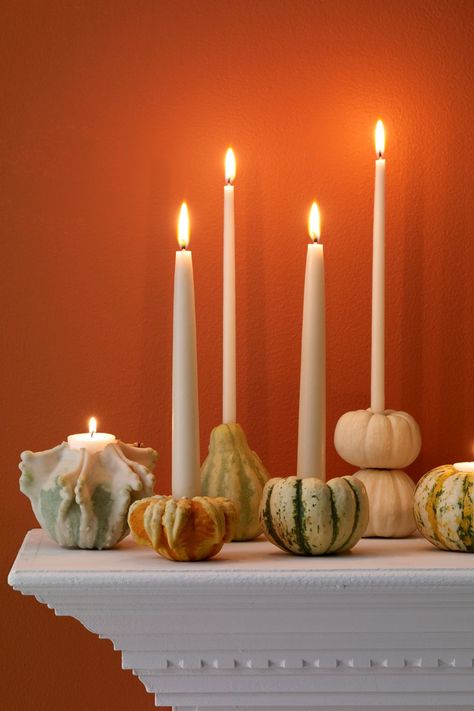 Spookily Chic Ways to Decorate the House for Halloween - Design & Paper Elegant Halloween Party, Stylish Halloween Decor, Elegant Halloween Decor, Classy Halloween Decor, Classy Halloween, Elegant Halloween, Chic Halloween, Spooky Halloween Decorations, Pumpkin Candles