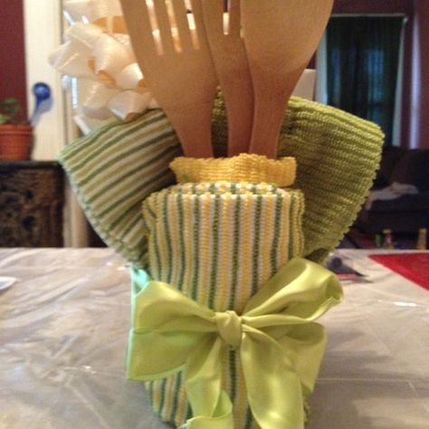 Wedding shower, house-warming, new neighbors?  Wrap a tall glass or mug with a single, folded dish-towel, use a rubber band to secure its place.  Next, use another rubber band to add oven-mitts or gloves around the glass.  Add wooden spoons or other kitchen utensils by wrapping them in additional kitchen dish towels. Lastly, add ribbon to mask rubber bands and/or bows to add some flare. Dish Towel Cakes, Christmas Tree Inspiration Simple, Gateau Baby Shower, Towel Cake, Towel Cakes, Gift Baskets For Men, Collars Diy, Ge Bort, Christmas Tree Inspiration