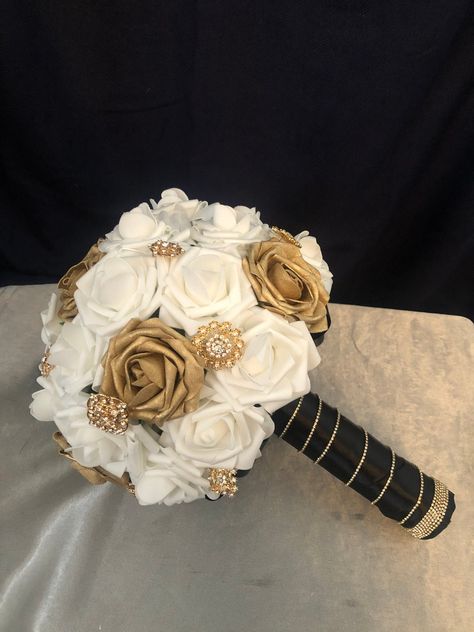 Black Gold Wedding Theme, Wedding Bouquet Elegant, White And Gold Wedding Themes, Hoco Flowers, Gold Wedding Bouquets, Gold Quinceanera, Gold Wedding Flowers, Speakeasy Party, Black Bouquet