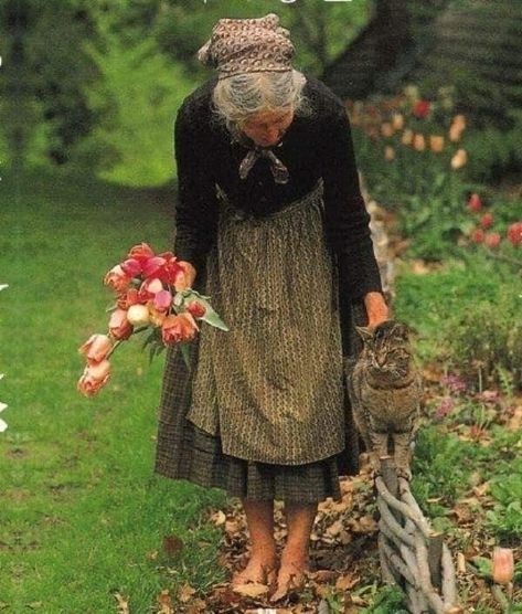 Tasha Tudor, Leo Buscaglia, The Tudors, Old Woman, Foto Inspiration, Special People, Country Life, Belle Photo, Garden Sculpture