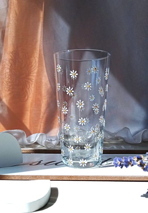 ✿Dear customers, if you want to buy more glasses than indicated in stock, please, do not hesitate to write to me!✿ 🤍 400 ml cute daisy glass will be a nice spring&summer gift to your dear ones.  🤍 Hand-painted tiny daisies made of stained glass contours are scattered all around the glass.  🤍 The bulging flowers on a smooth surface give a very pleasant tactile sensation when using this glass.  🤍 Parameters of the glass: capacity - 400 ml/ 13,5 oz; height - 14,5 cm /  5,7 inches top diameter - Daisy Wine Glass Painting, Daisy Painted Wine Glasses, Flowers On Glass Painted, Drawing On Glass Ideas Easy, Painted Drinking Glasses, Wineglass Aesthetic Painting, Glass Cup Painting Ideas Easy, Glass Painting Aesthetic, Easy Glass Painting Ideas