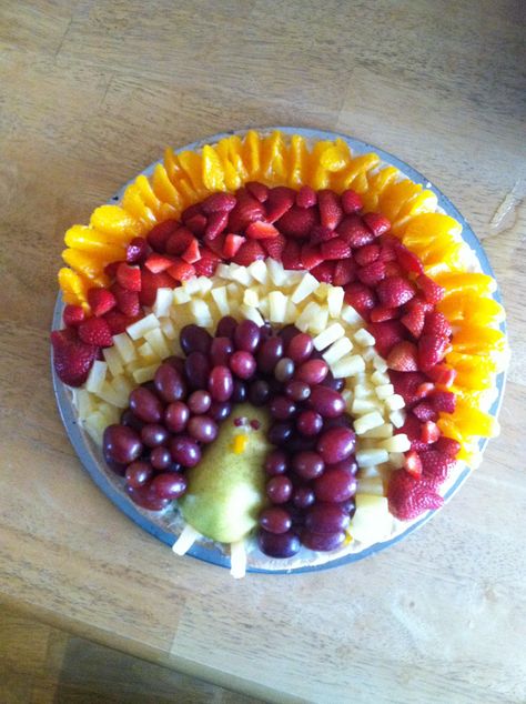 Fruit pizza turkey Turkey Fruit Platter, Fruit Turkey, Thanksgiving Platter, Thanksgiving Fruit, Thanksgiving Appetizers Easy, Thanksgiving Snacks, Fruit Appetizers, Fruit Pizza Recipe, Thanksgiving Treats