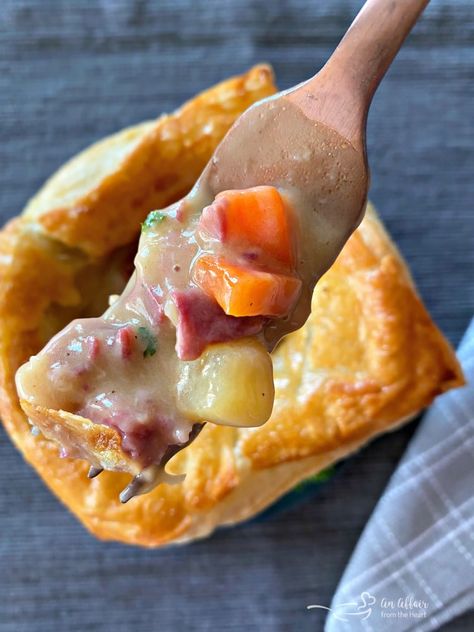 Reuben Pot Pies - All of the flavors of a Reuben in an individual pot pie! Reuben Recipes, Pot Pie Recipes, Reuben Casserole, Homemade Italian Meatballs, Pie Ideas, Individual Pies, Irish Cuisine, Frozen Potatoes, Sauerkraut Recipes