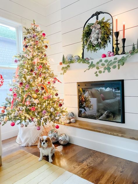 Pink Christmas Ideas, Disco Ball Christmas Tree, Unique Christmas Tree Ideas, Disco Ball Christmas, Ball Christmas Tree, Christmas Tree Decorating Ideas, Themed Christmas Tree, Tree Decorating Ideas, Sweet Trees