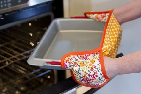 Make this handy double pot holder with built-in hot pads to keep hands cool while cooking. Diy Gifts For Mom, Potholder Patterns, Trendy Sewing, Sewing Tutorials Free, Beginner Sewing Projects Easy, Diy Pots, Mom Diy, Diy Holder, Small Sewing Projects